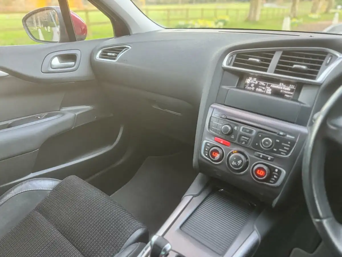2013-citroen-c4-16e-hdi-exclusive-egs6-big-23