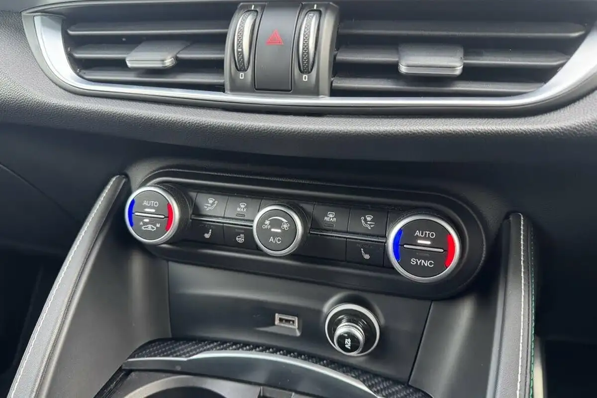 2019-alfa-romeo-stelvio-29-biturbo-quadrifoglio-big-26