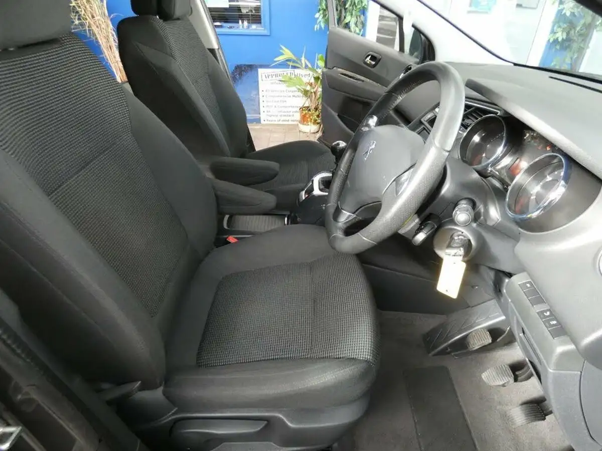 2014-peugeot-5008-16hdi-active-big-37