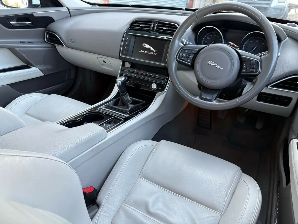 2016-jaguar-xe-20d-prestige-163ps-big-1