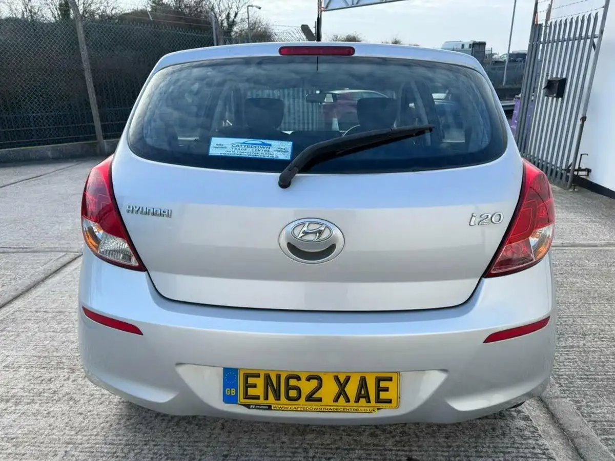 2013-hyundai-i20-12-active-5d-big-3