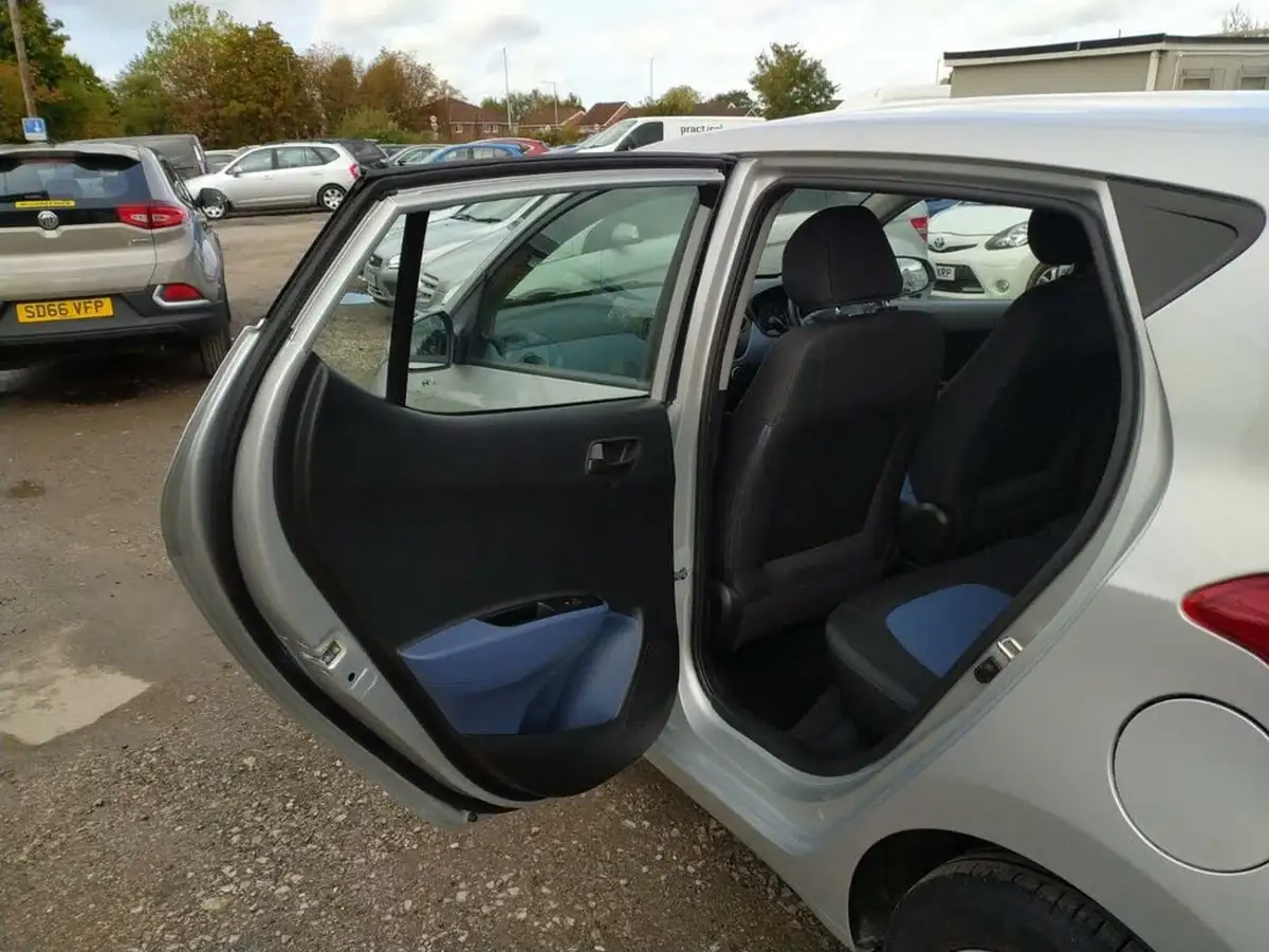 2014-hyundai-i10-12-se-big-15