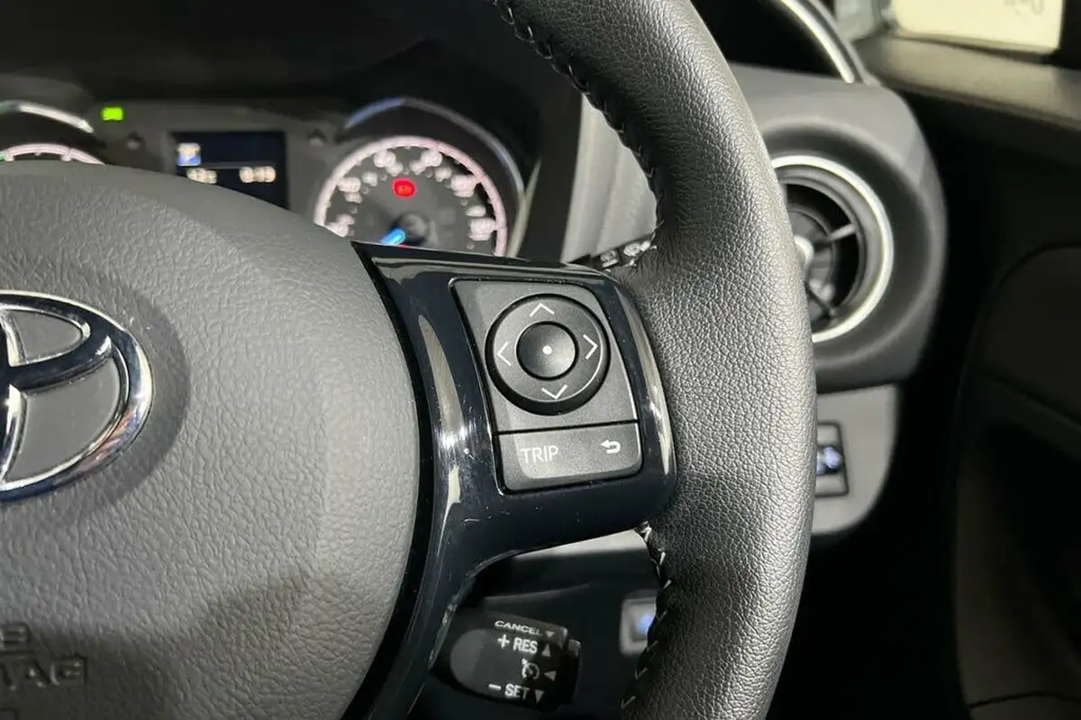 2019-toyota-yaris-15-vvt-i-excel-98bhp-hybrid-1497cc-e-cvt-big-25