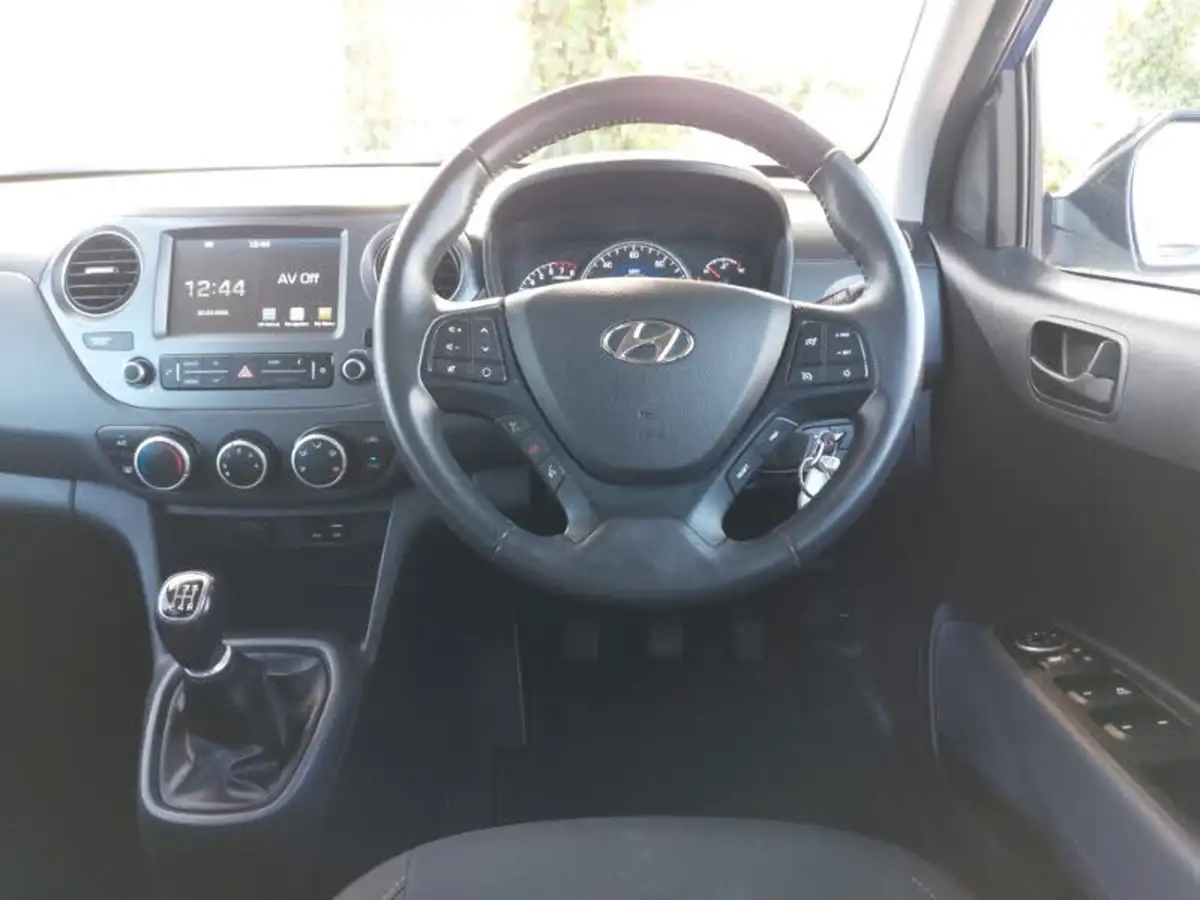 2019-hyundai-i10-10-play-big-6