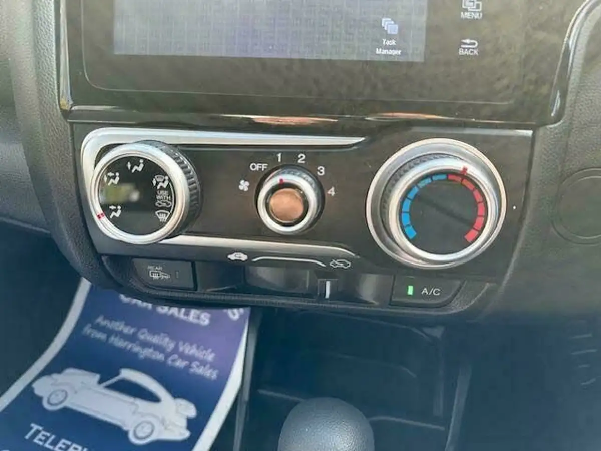 2018-honda-jazz-13-i-vtec-se-cvt-big-18