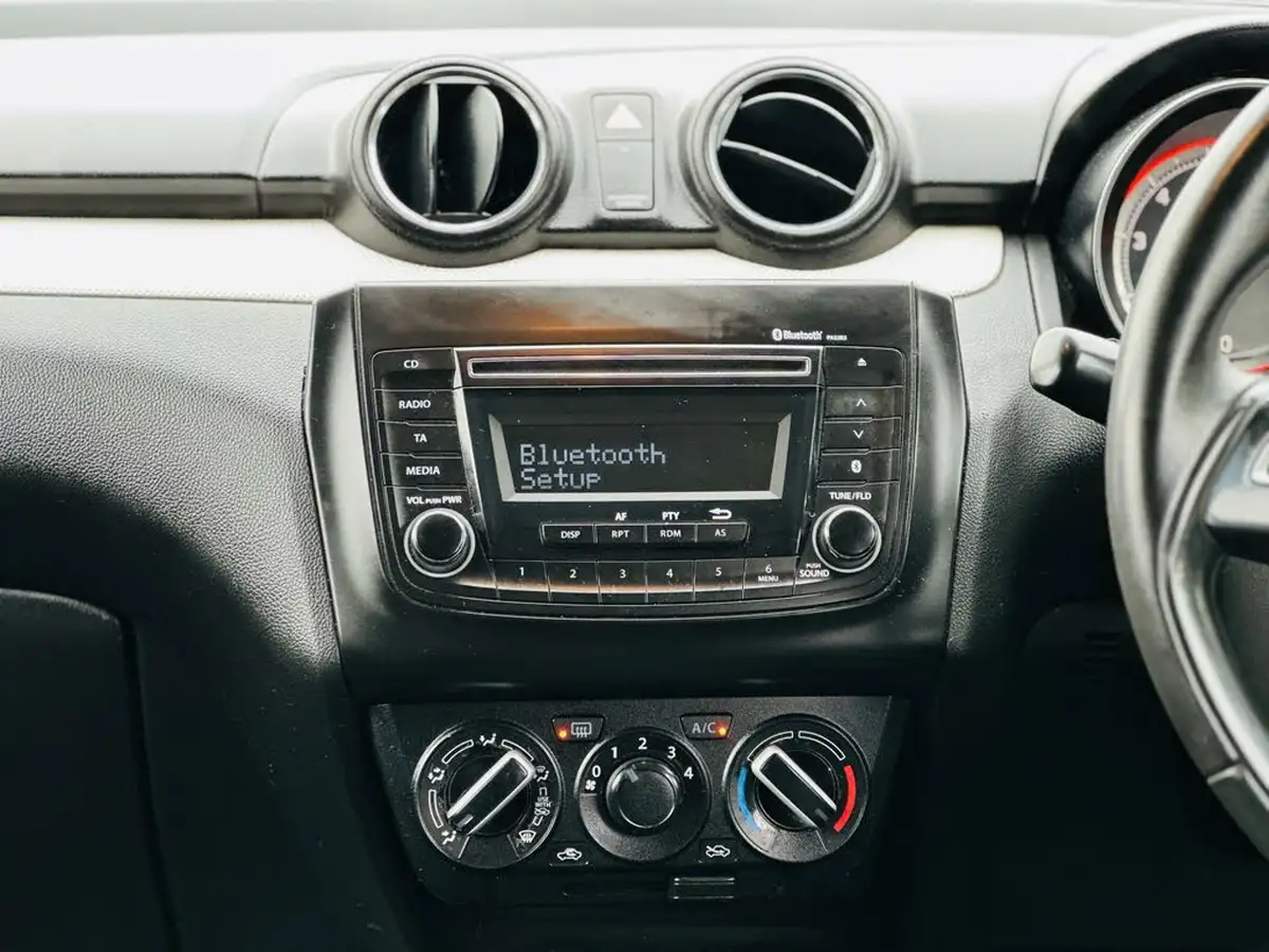 2019-suzuki-swift-12-dualjet-attitude-big-18