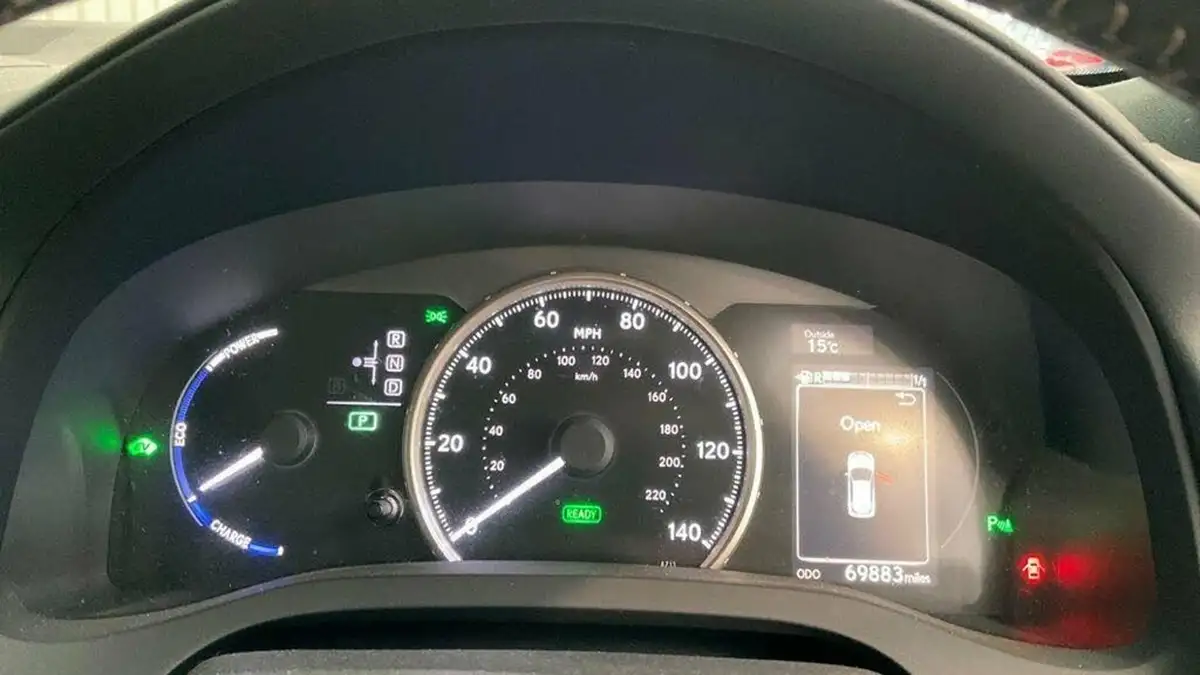 2015-lexus-ct-200h-18-f-sport-e-cvt-big-6