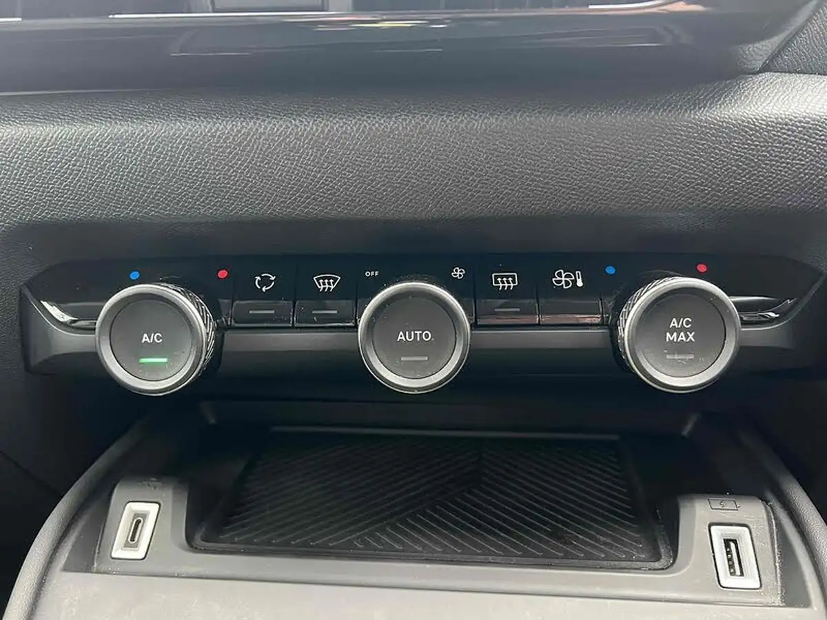 2022-citroen-c4-e-shine-big-37