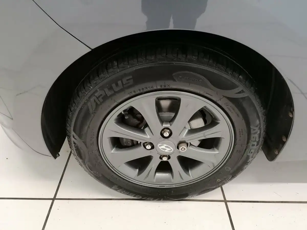 2014-hyundai-i10-10-premium-big-15