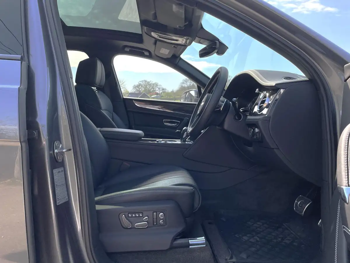 2019-bentley-bentayga-40-v8-big-29