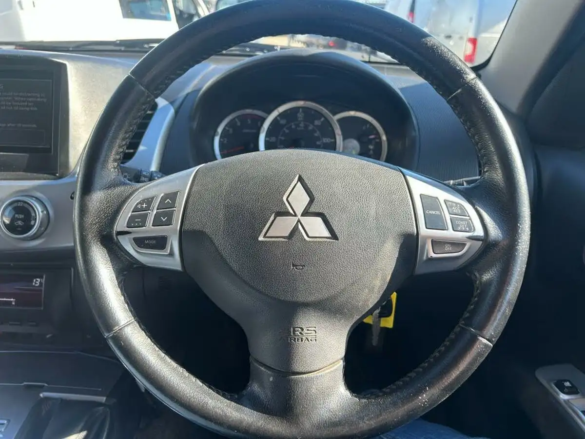 2013-mitsubishi-l200-big-10