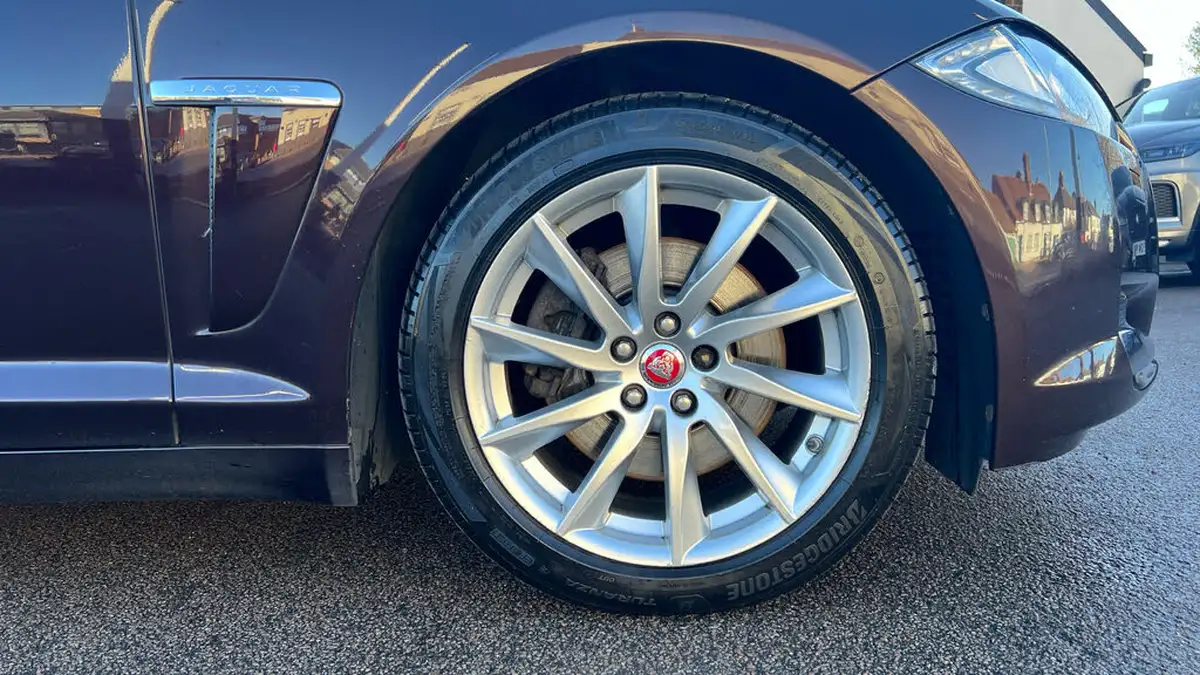 2014-jaguar-xf-30td-premium-luxury-saloon-4d-big-7