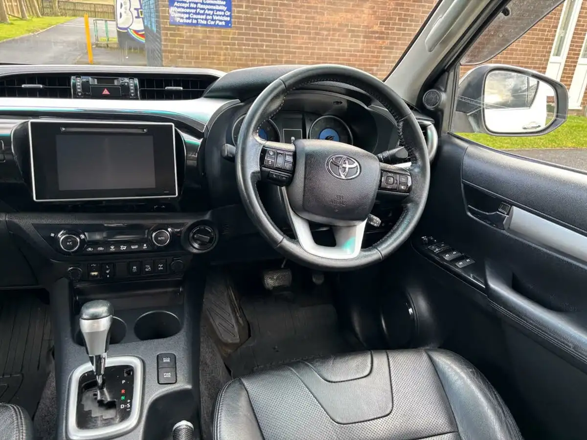 2017-toyota-hi-lux-24d-invincible-x-auto-big-9
