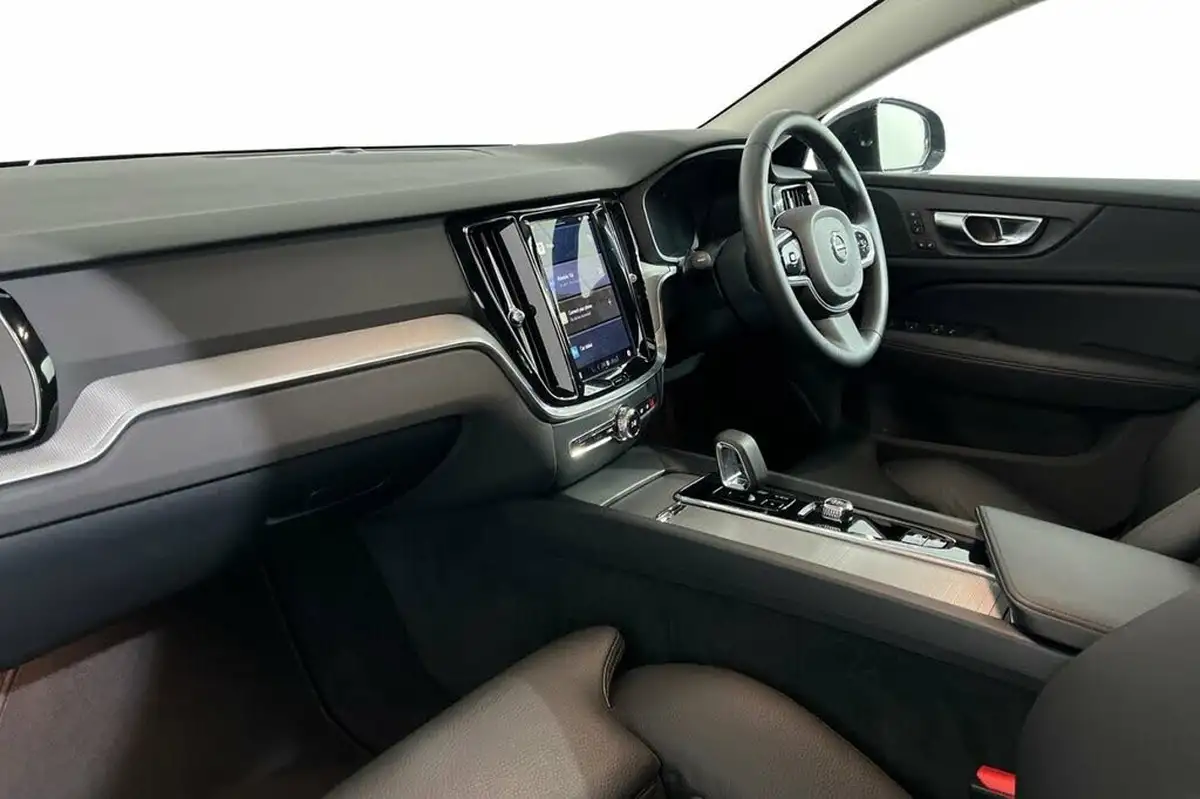 2022-volvo-v60-20-b3-plus-station-wagon-big-8