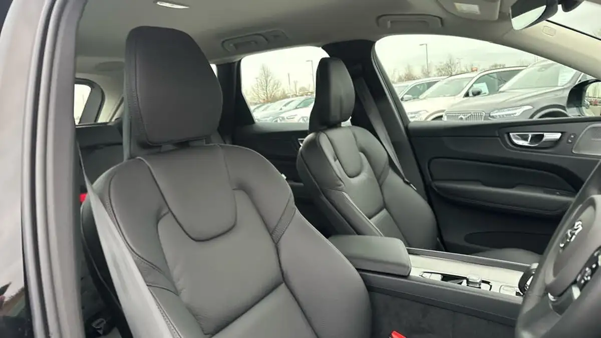 2025-volvo-xc60-20-b5-plus-big-8