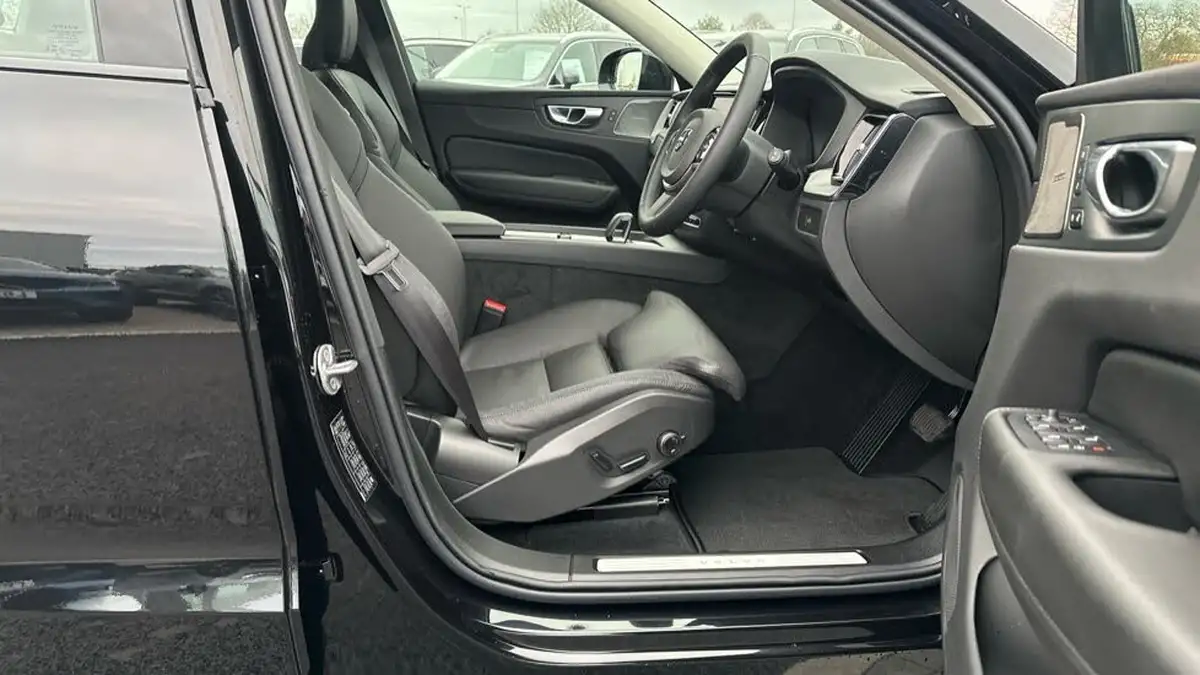 2025-volvo-xc60-20-b5-plus-big-32