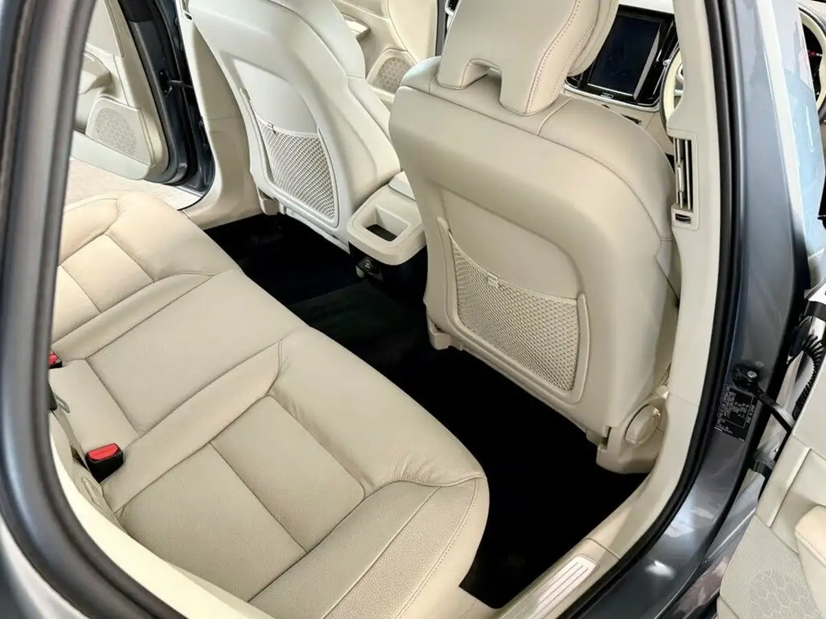2019-volvo-s90-20-t4-momentum-big-28