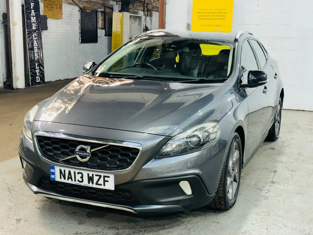 2013-volvo-v40-20td-d3-cross-country-lux-nav-geartronic-big-3
