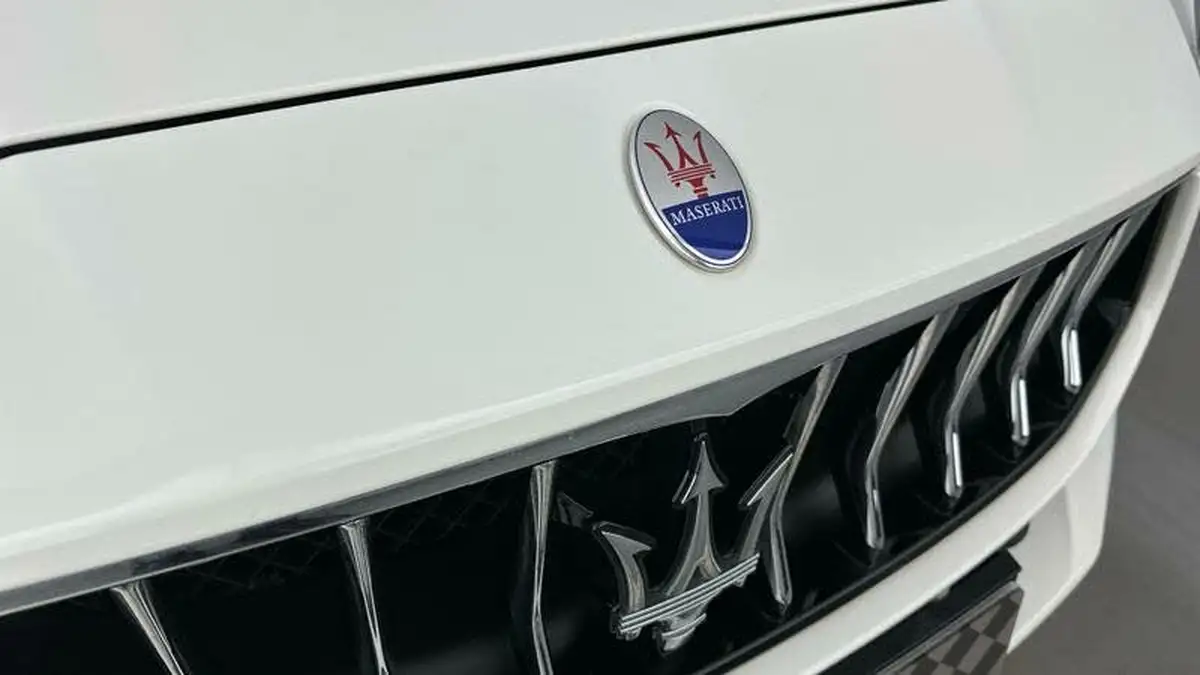 2020-maserati-ghibli-30-big-26