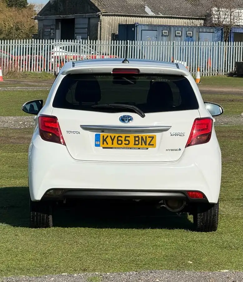 2015-toyota-yaris-15-vvt-i-excel-hybrid-15in-big-10