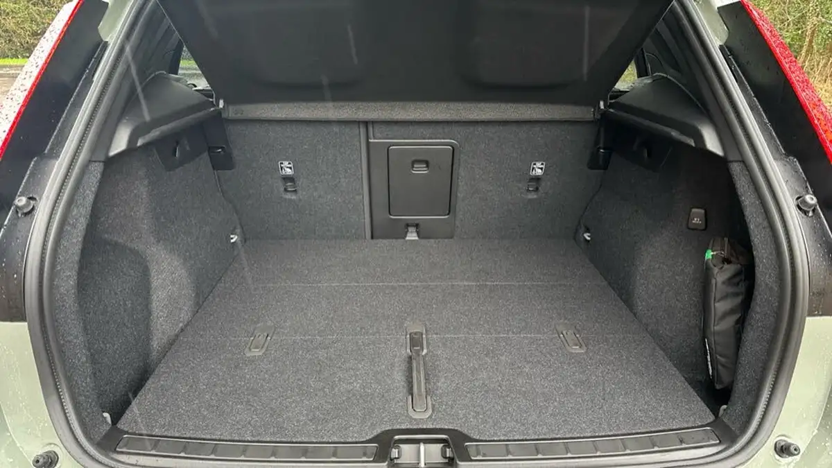 2025-volvo-xc40-20-b3-ultra-dark-big-16