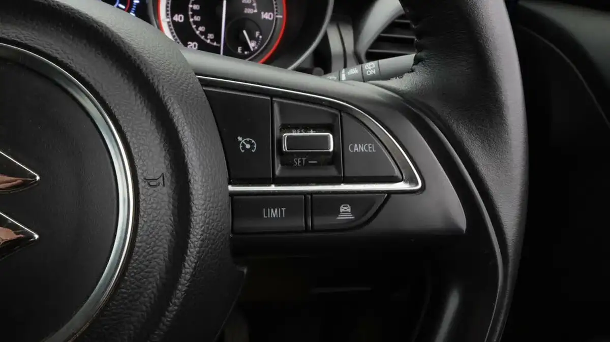 2018-suzuki-swift-10-boosterjet-sz5-111ps-shvs-big-26