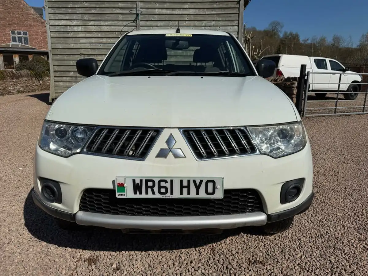 2011-mitsubishi-l200-25td-4life-lb-double-cab-pickup-big-7