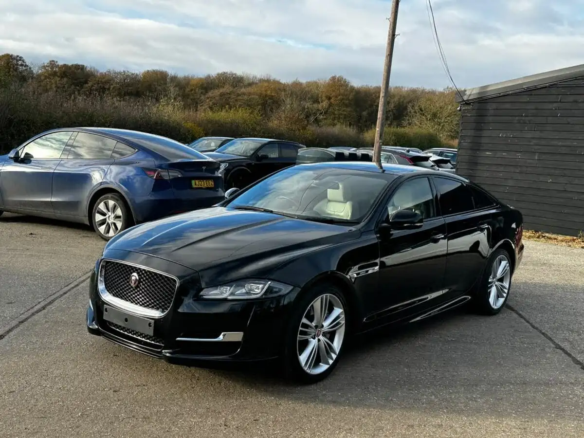 2015-jaguar-xj-series-30td-xj-r-sport-big-8