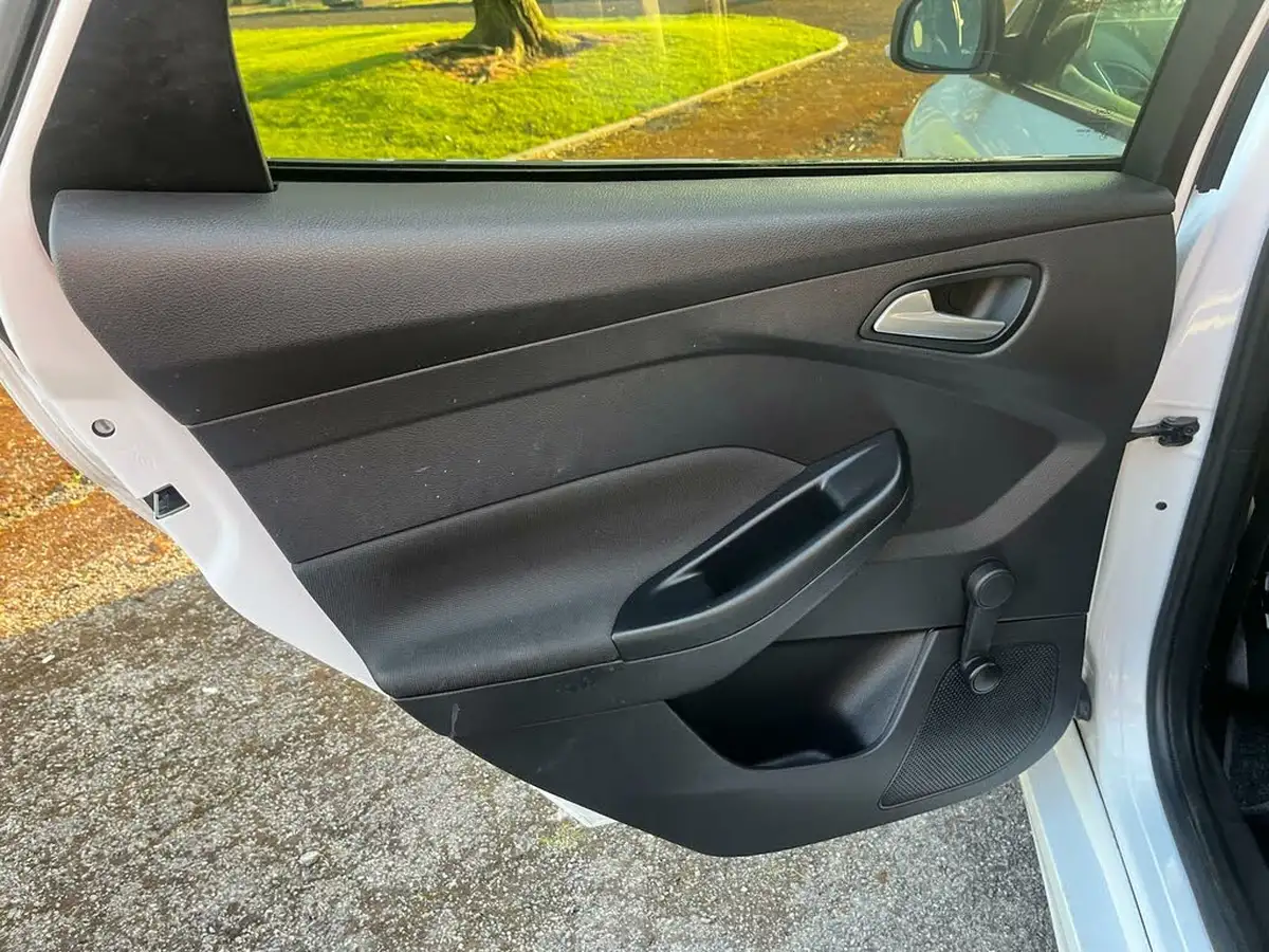 2012-ford-focus-16tdci-zetec-s-115ps-estate-big-13