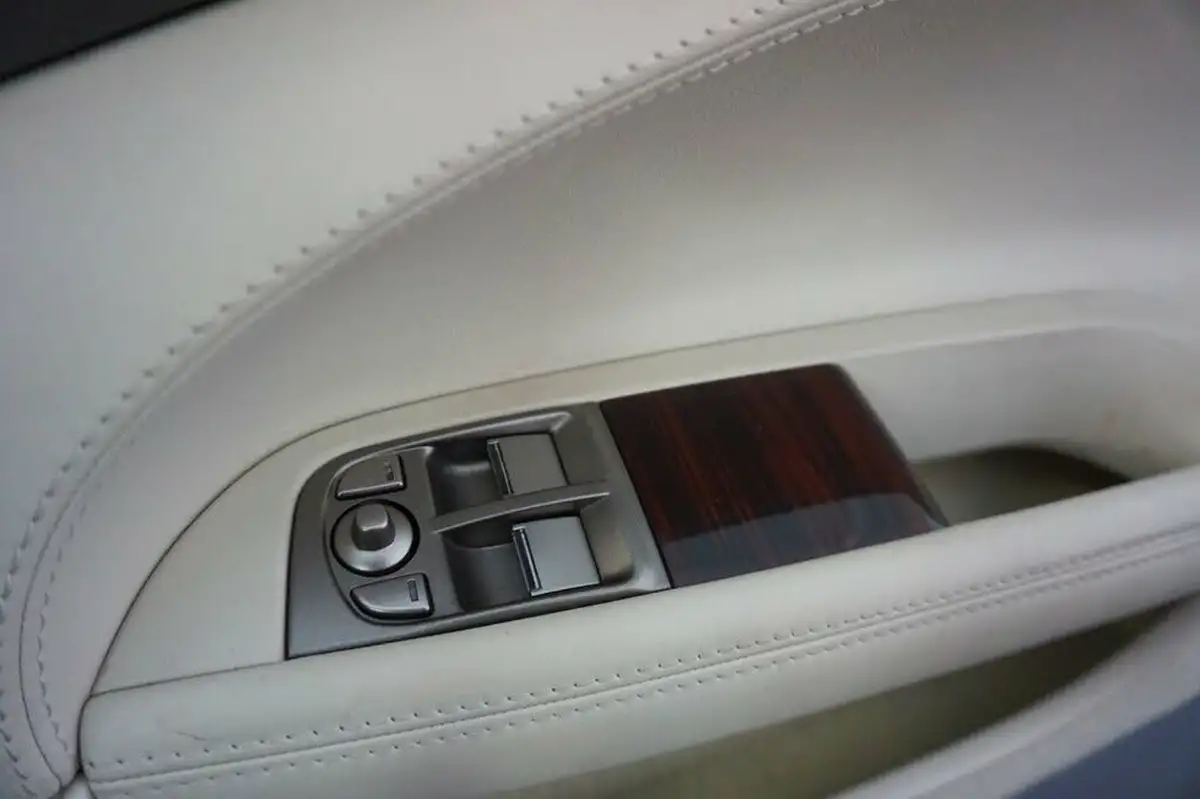 2010-jaguar-xk-50-portfolio-coupe-big-19
