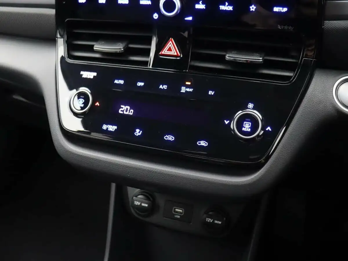 2021-hyundai-ioniq-e-premium-se-electric-100kw-big-26
