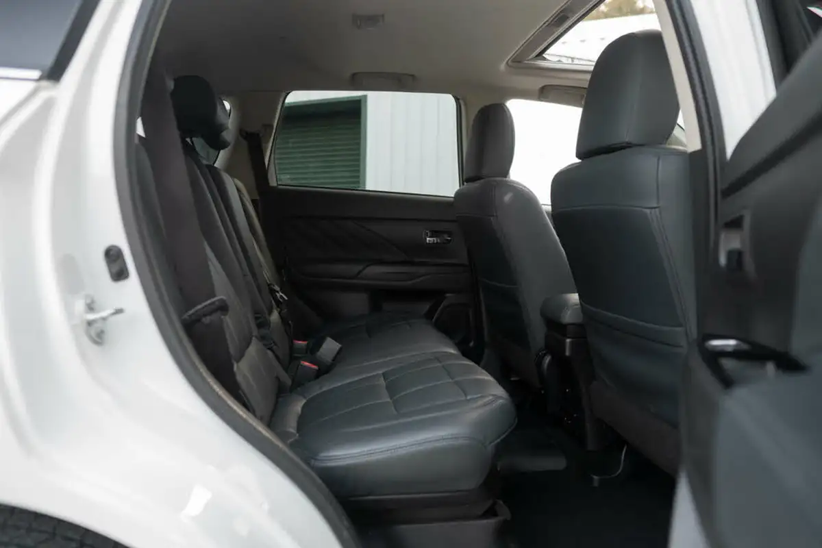2016-mitsubishi-outlander-20-gx5hs-phev-big-12