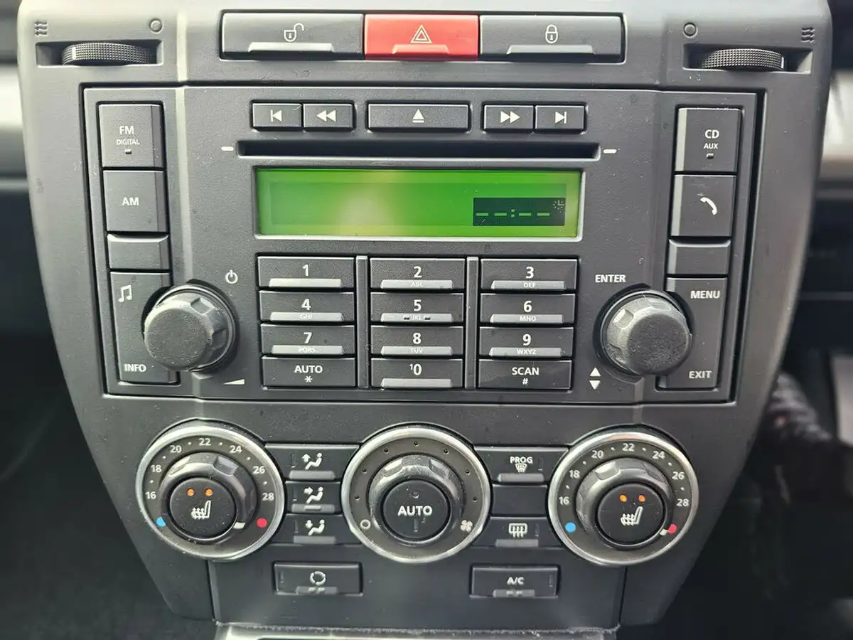 2011-land-rover-freelander-2-32-4x4-big-15