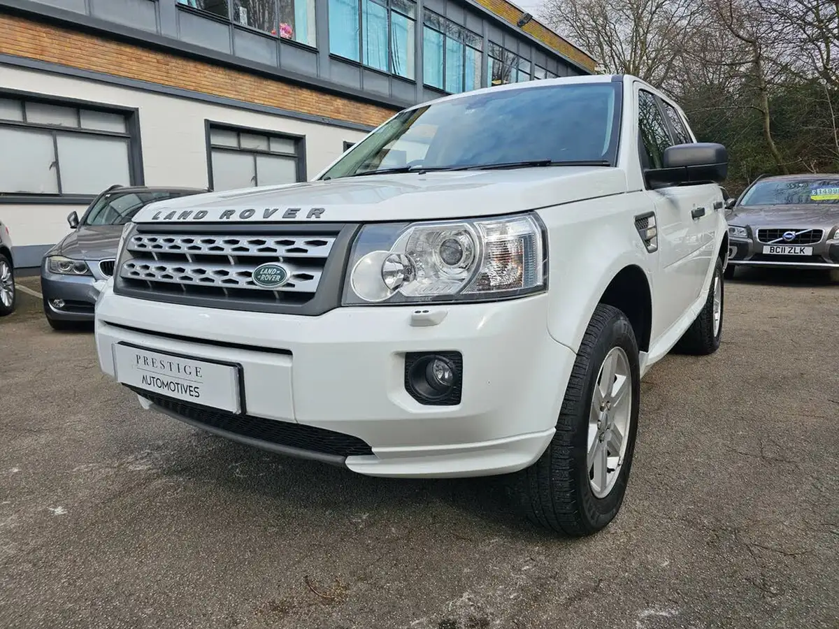 2011-land-rover-freelander-2-32-4x4-big-35