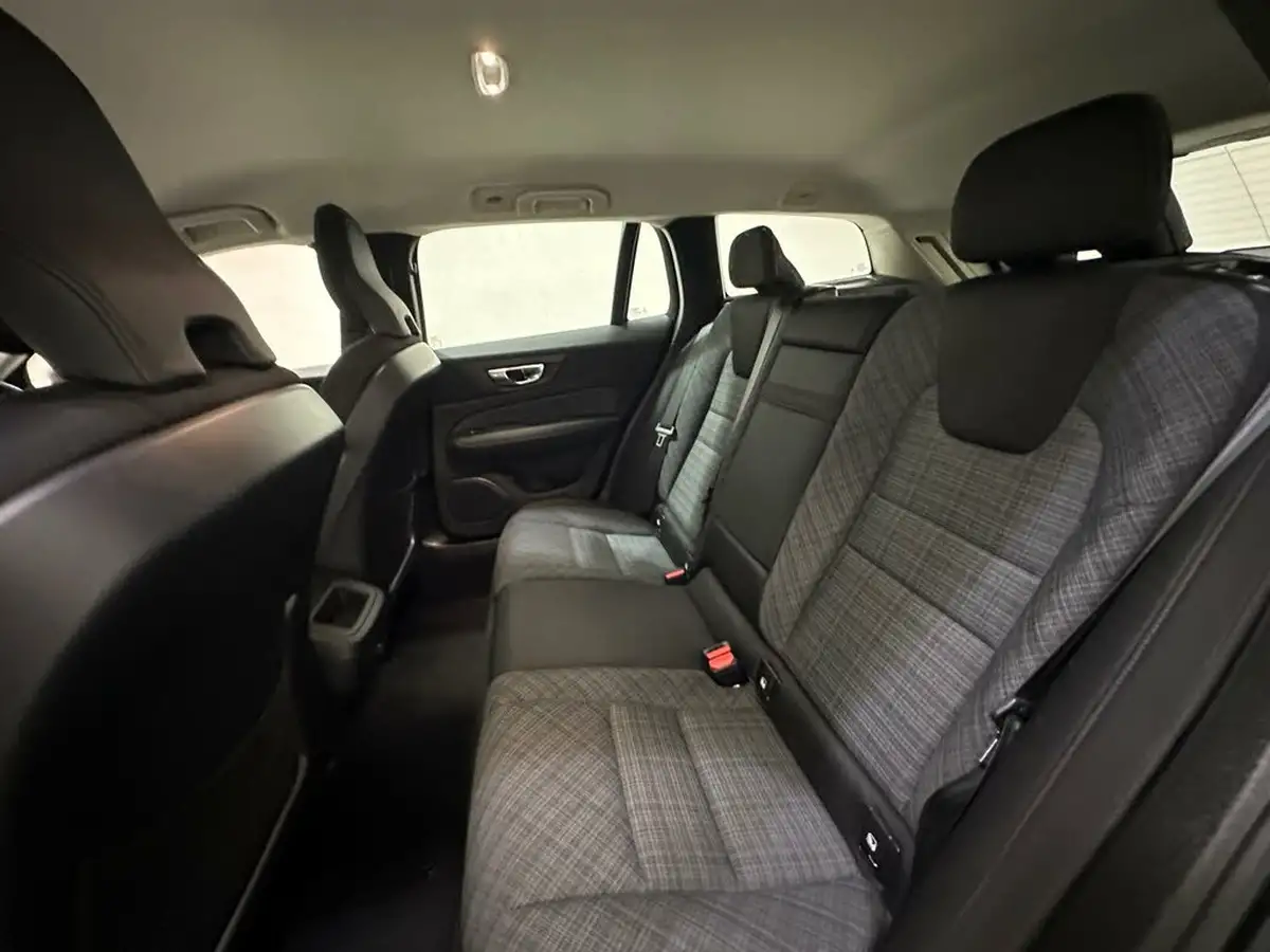 2021-volvo-v60-20-b3-momentum-161bhp-big-22