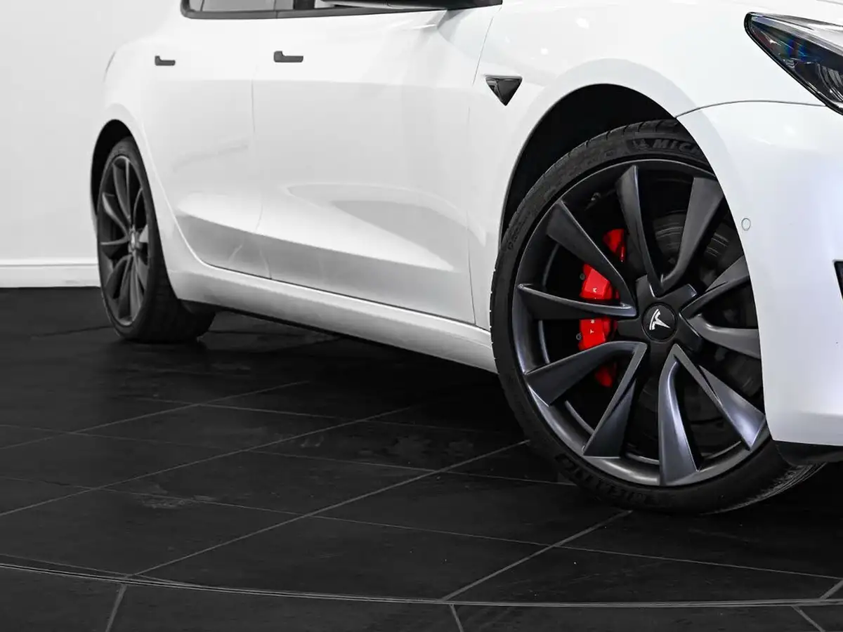 2020-tesla-model-3-e-performance-big-15