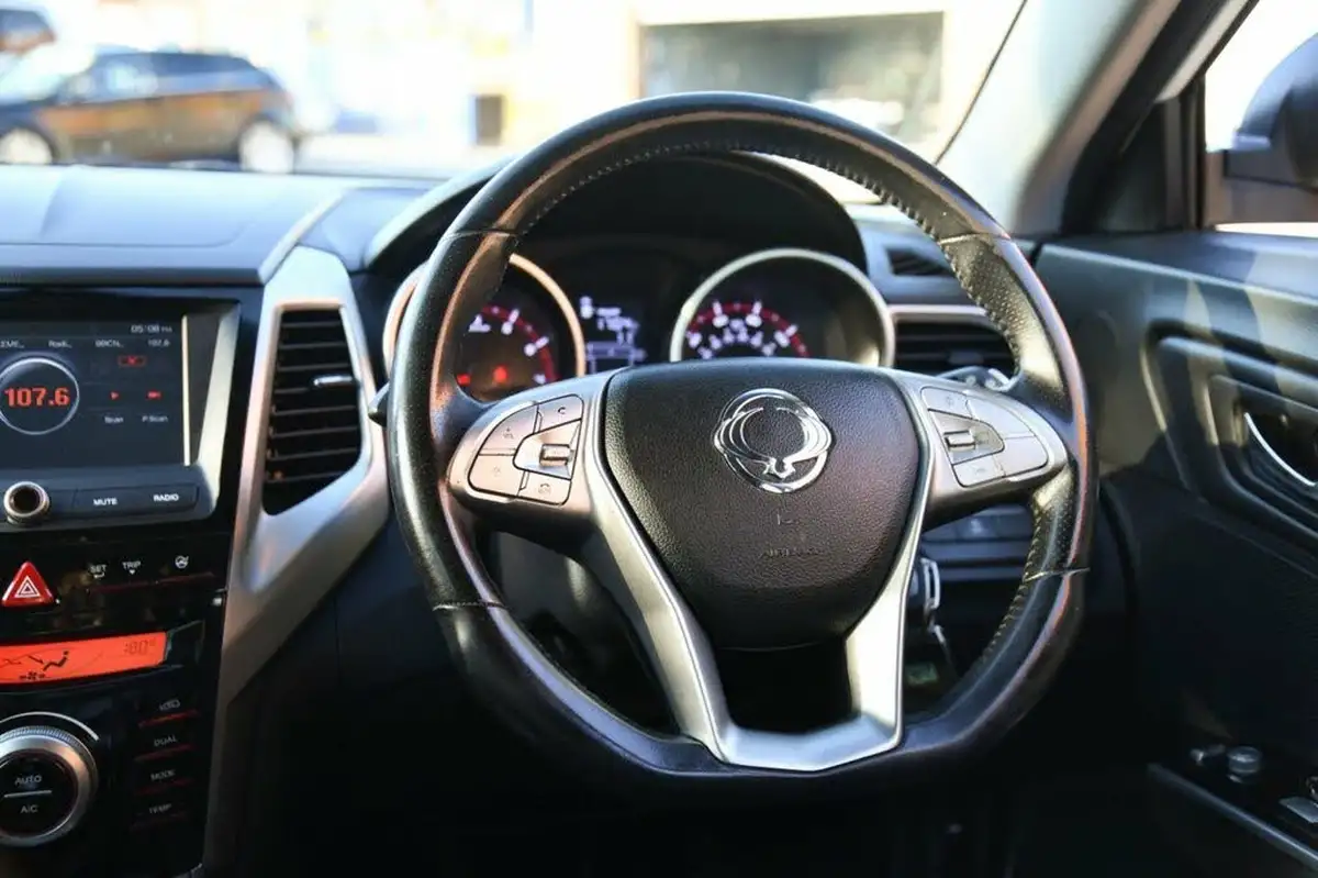 2015-kgm-ssangyong-tivoli-16-ex-big-18