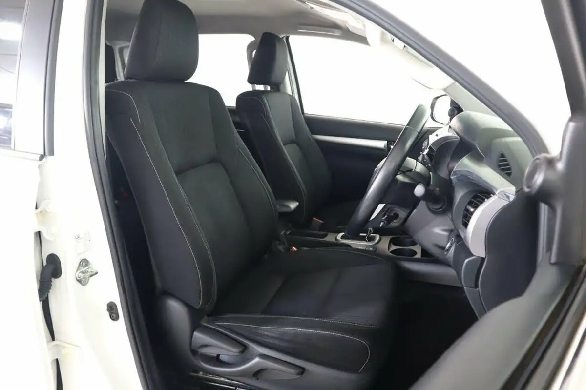 2021-toyota-hi-lux-28d-4d-invincible-204hpeu6d-auto-big-11