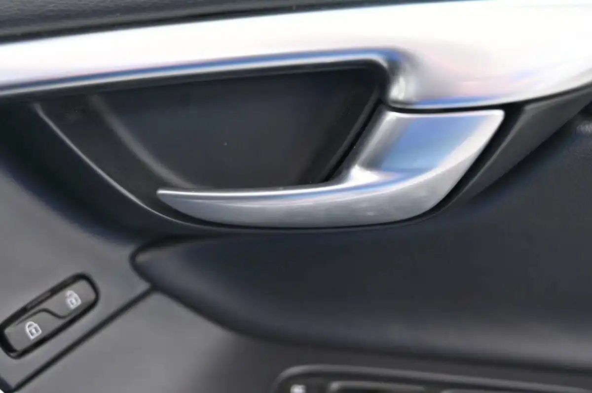 2017-volvo-xc60-24td-d5-r-design-lux-geartronic-big-27