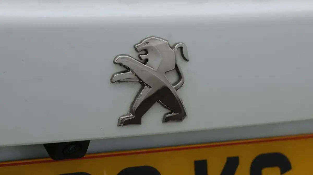 2022-peugeot-2008-suv-e-gt-big-21