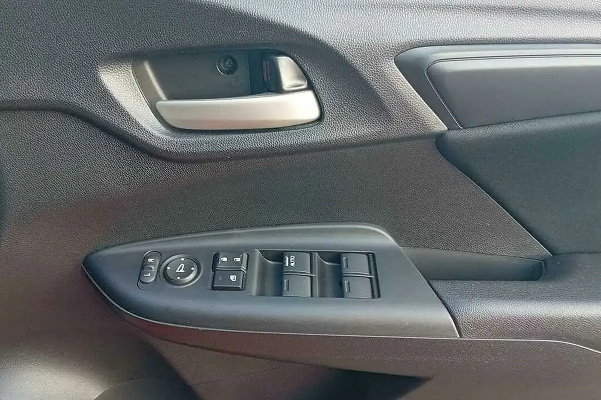 2019-honda-jazz-13-i-vtec-s-big-28
