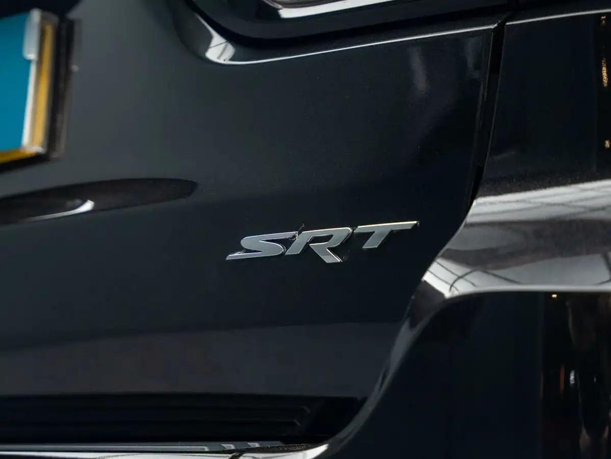 2017-jeep-grand-cherokee-64-hemi-srt-big-28
