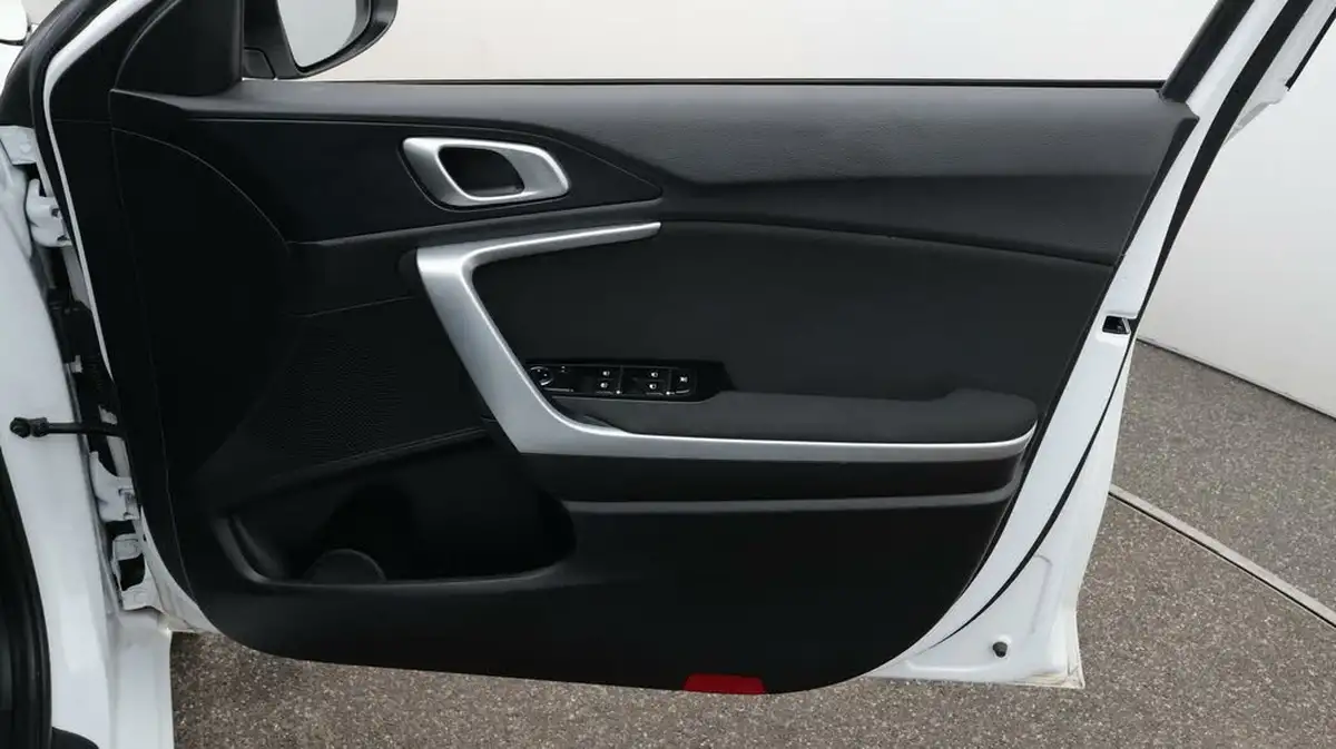 2023-kia-ceed-15-t-gdi-2-158bhp-non-adap-hatchback-big-15