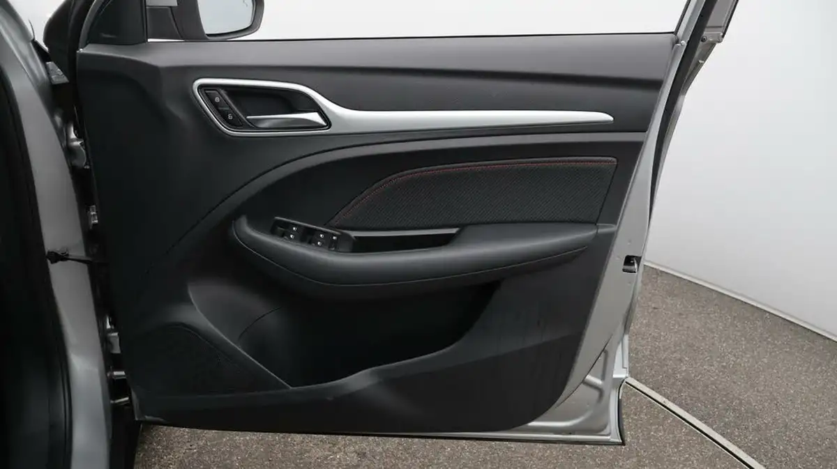 2023-mg-zs-suv-e-trophy-ev-156ps-long-range-big-15