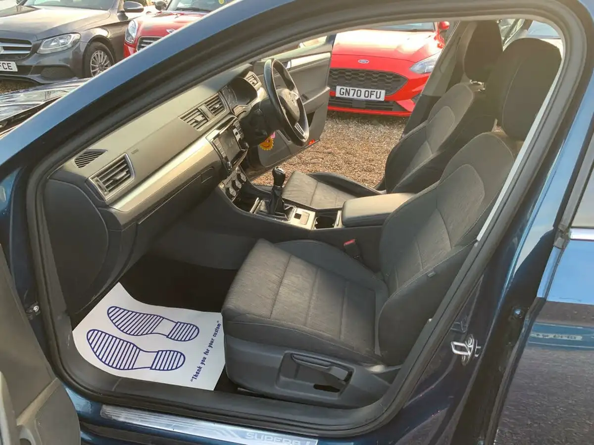 2015-skoda-superb-16tdi-se-120ps-ss-hatchback-big-23