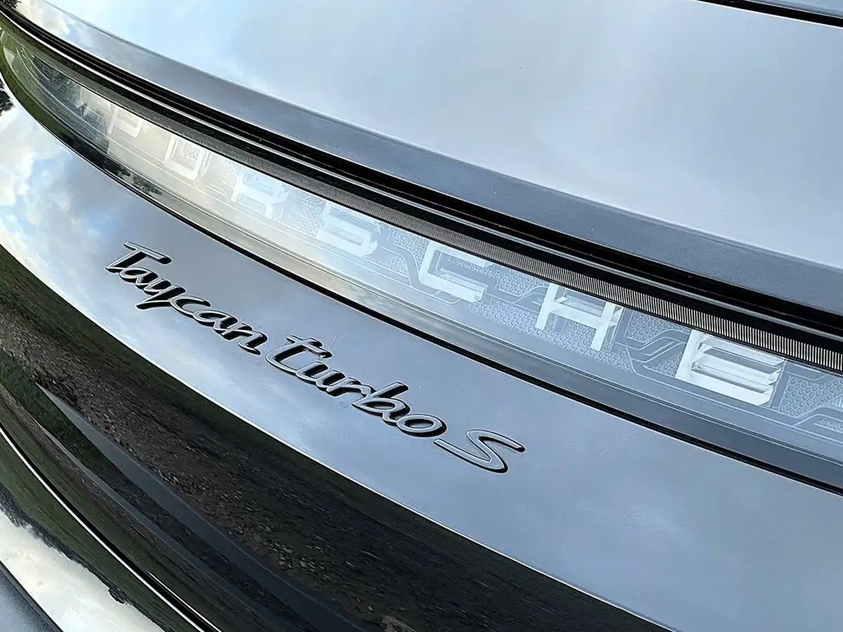 2021-porsche-taycan-e-turbo-s-big-16