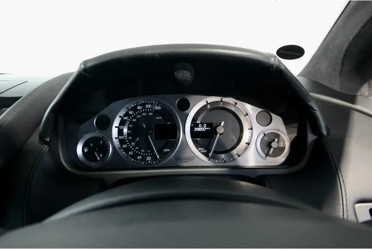 2015-aston-martin-vantage-47-v8-vantage-coupe-sportshift-big-15