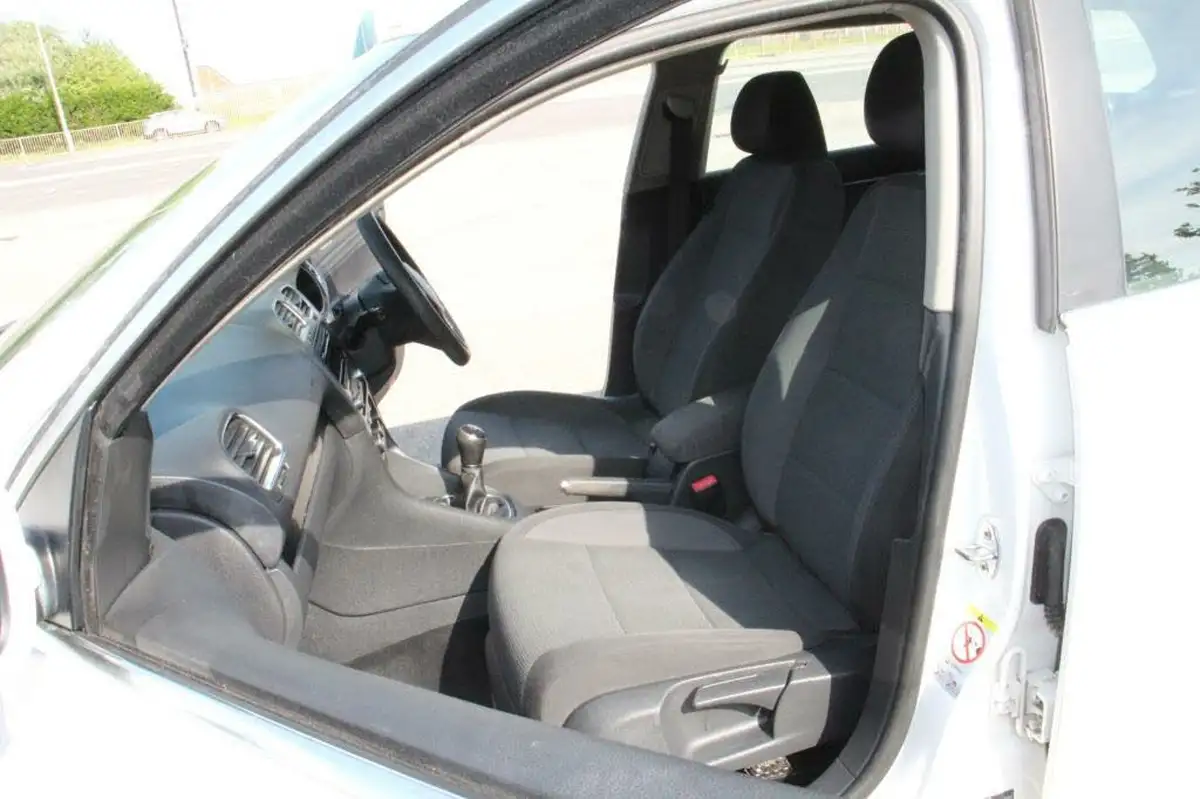 2012-volkswagen-golf-16td-blue-motion-se-big-18