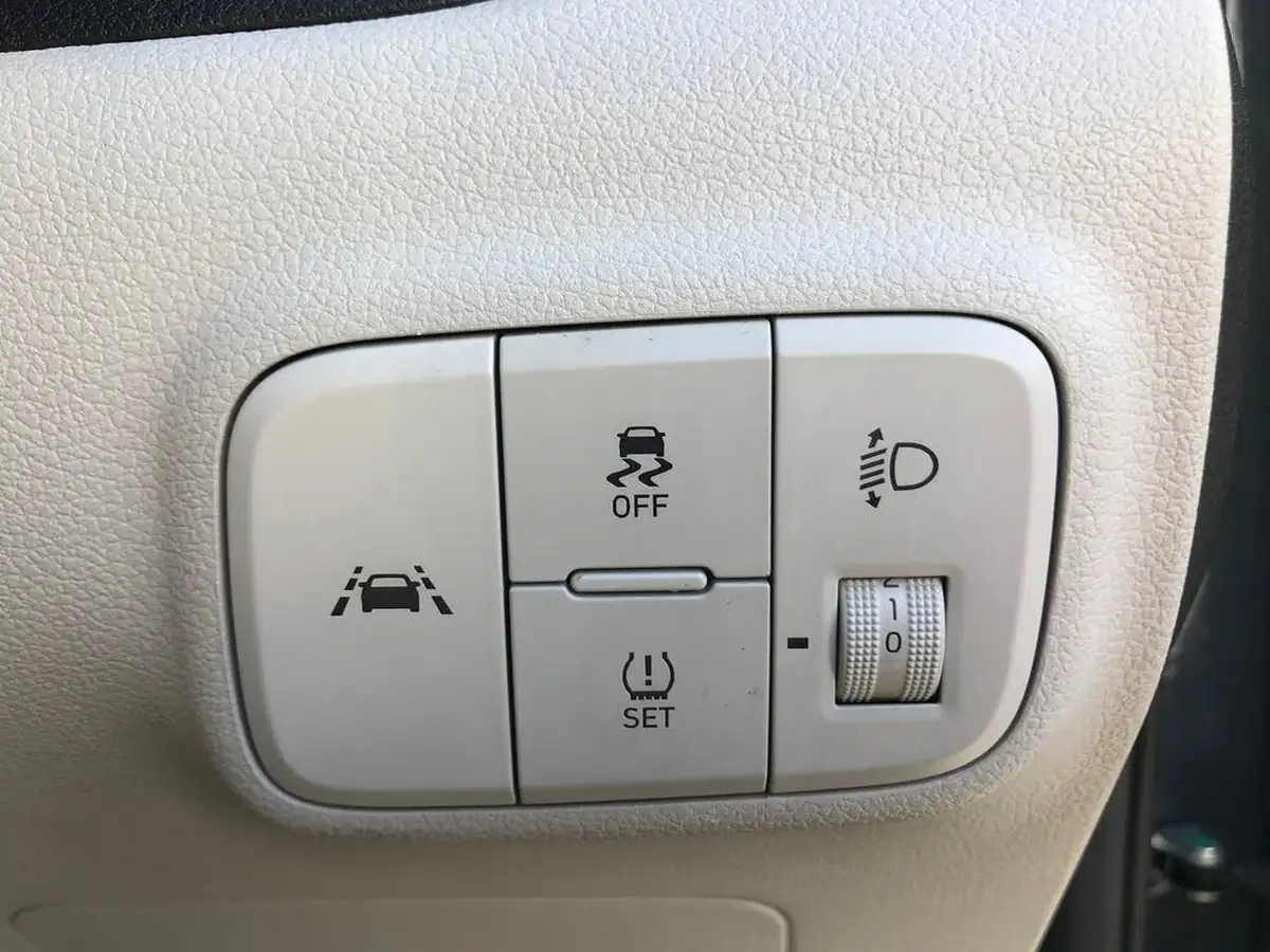2022-hyundai-i10-10-premium-auto-big-29