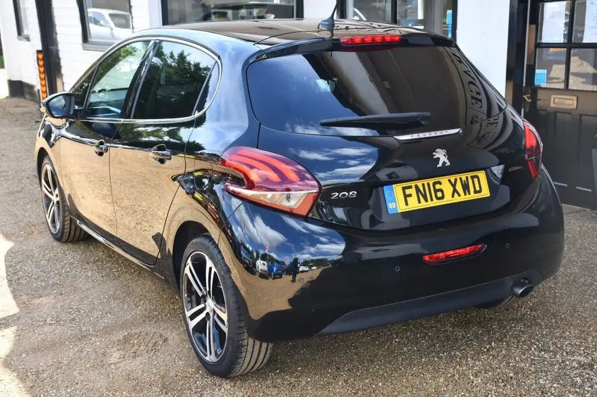 2016-peugeot-208-12-puretech-gt-line-5d-big-13